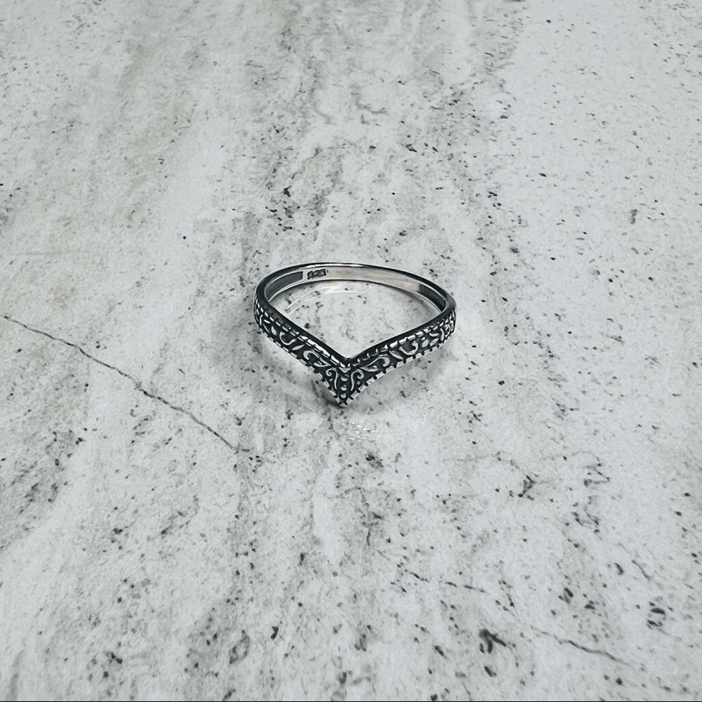 925 Sterling Silver V Shaped Ring Size 7